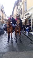 Agenti a cavallo per le vie di Bagnaia